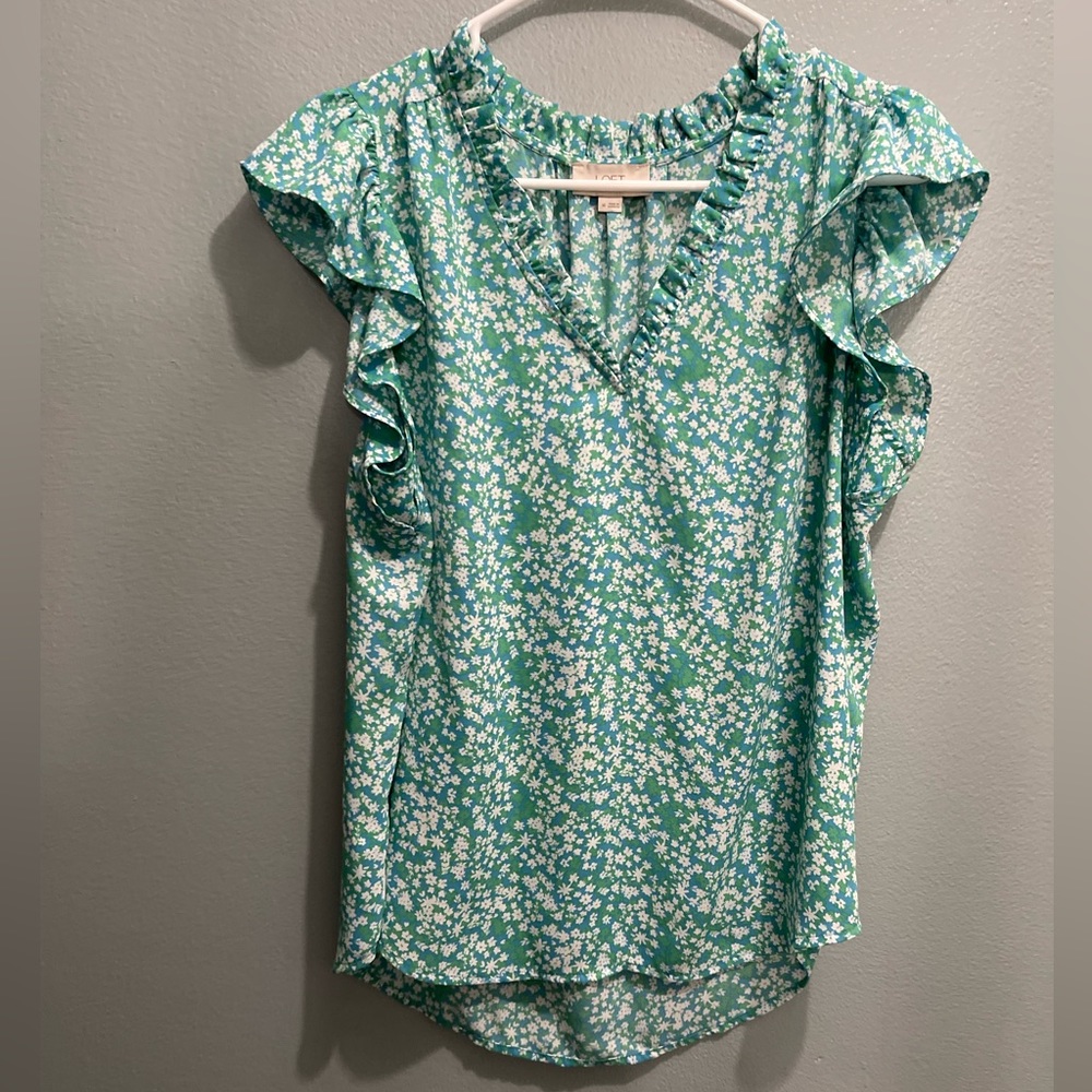 Loft Outlet Size M office wear, puff sleeve, ruffled neck top in great condition